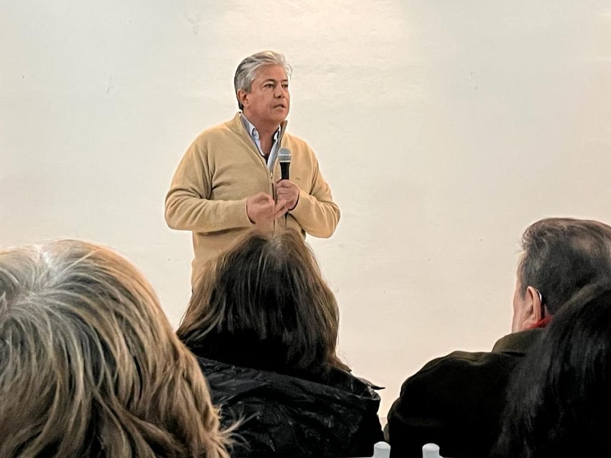 Rolando Figueroa en la reuni&oacute;n en Plaza Huincul.