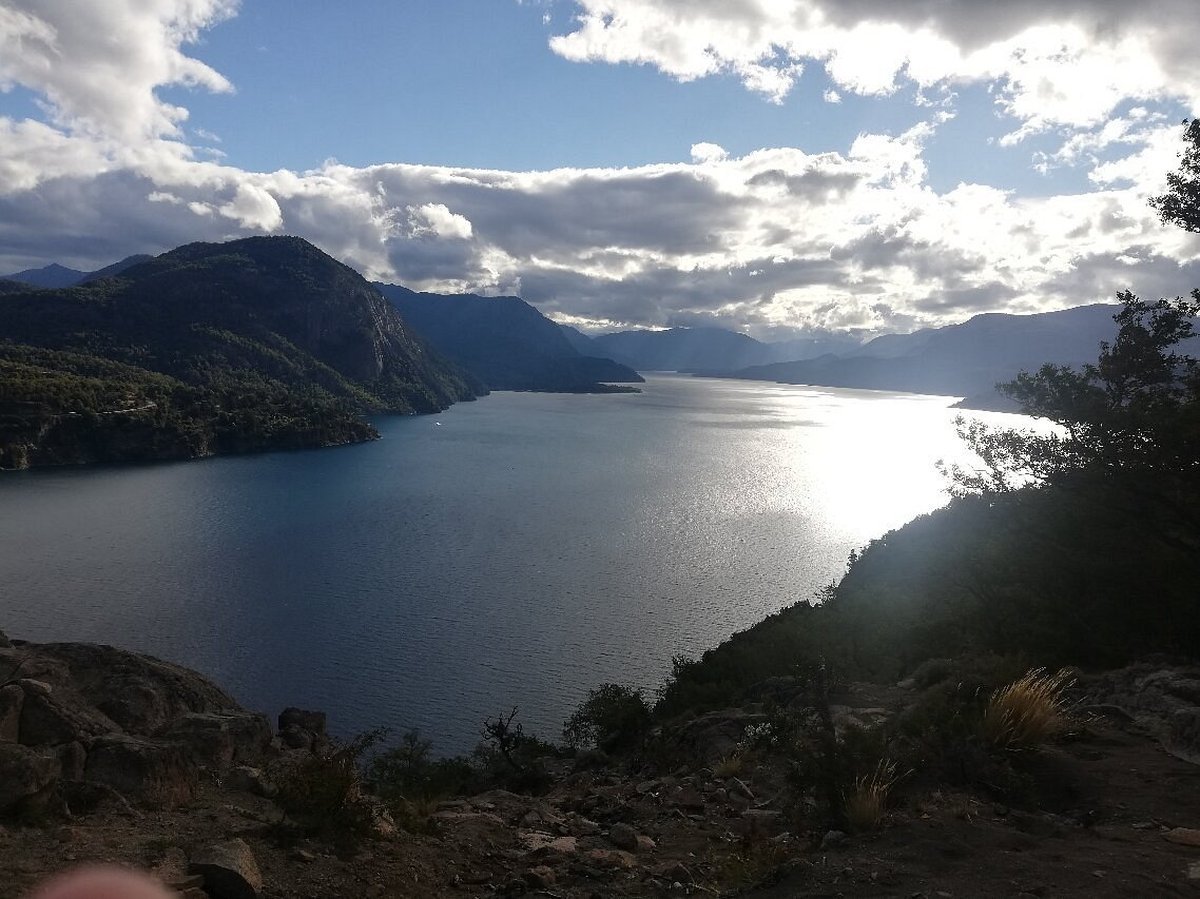La impactante vista del paisaje y el Lago L&aacute;car.