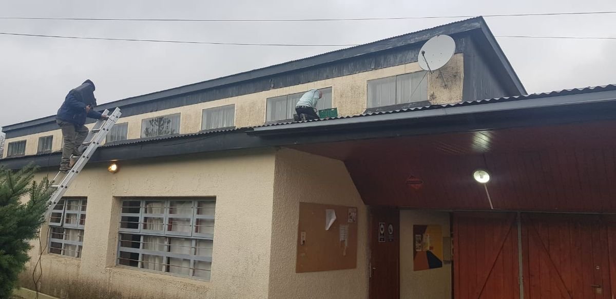 Sin clases en Angostura: las tareas de mantenimiento en la Escuela 104
