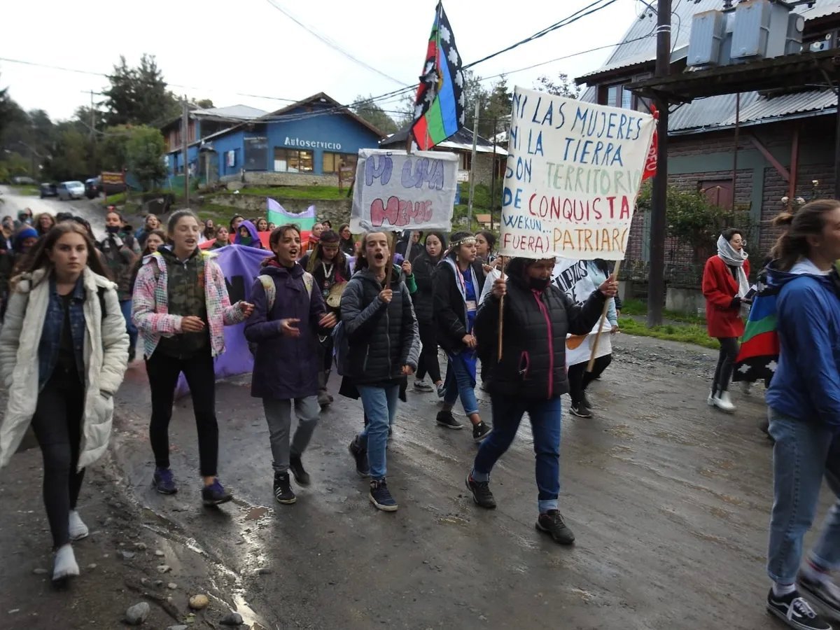 Marcha contra la violencia machista en Villa la Angostura en marzo de 2022.