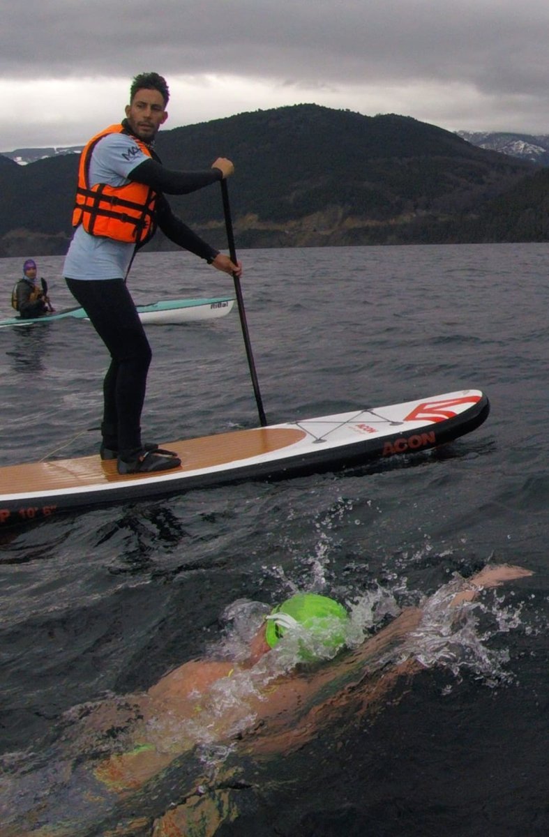 En su primera aventura, la joven cruz&oacute; el Lago L&aacute;car.