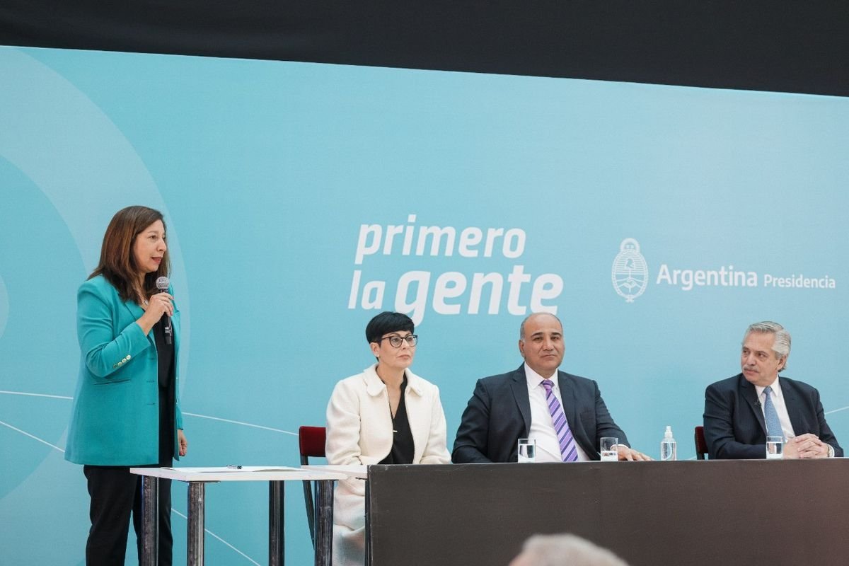 Arabela Carreras, gobernadora de R&iacute;o Negro durante el anuncio.