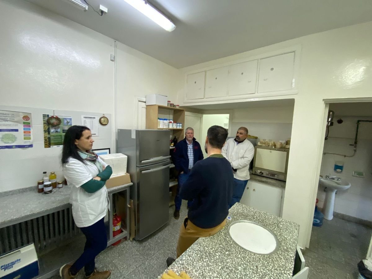 el Secretario de Gobierno Carlos Stadlin, visit&oacute; las &aacute;reas de Zoonosis y Bromatolog&iacute;a de Villa La Angostura.
