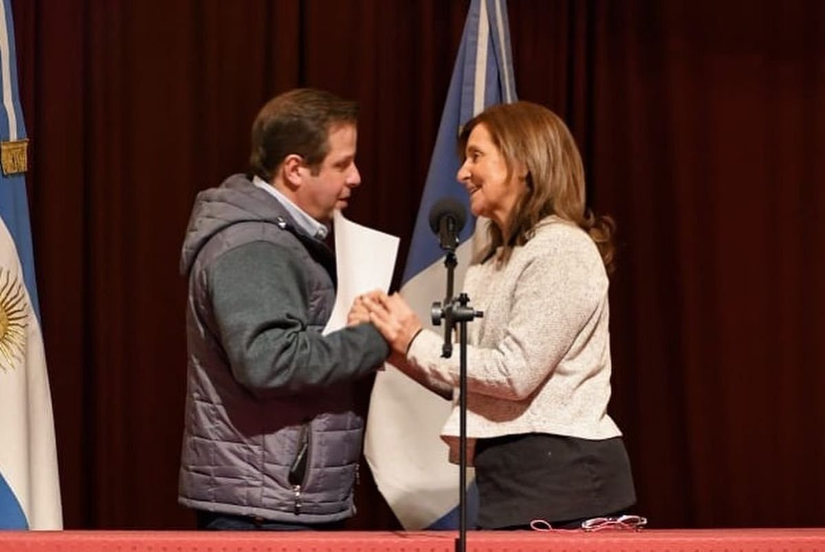 Sara Caputo durante su asunci&oacute;n como Defensora del Pueblo de Villa La Angostura. 