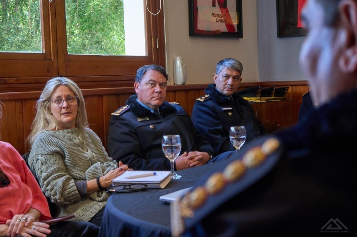 Seguridad: Vecinos, miembros de la polic&iacute;a y el intendente, se reunieron para analizar la situaci&oacute;n&nbsp;