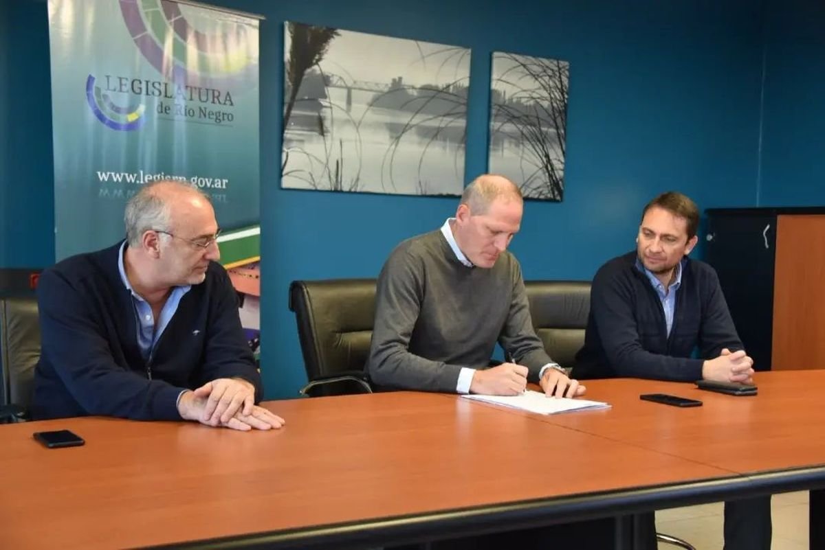 Firma del convenio para el Vag&oacute;n Educativo.