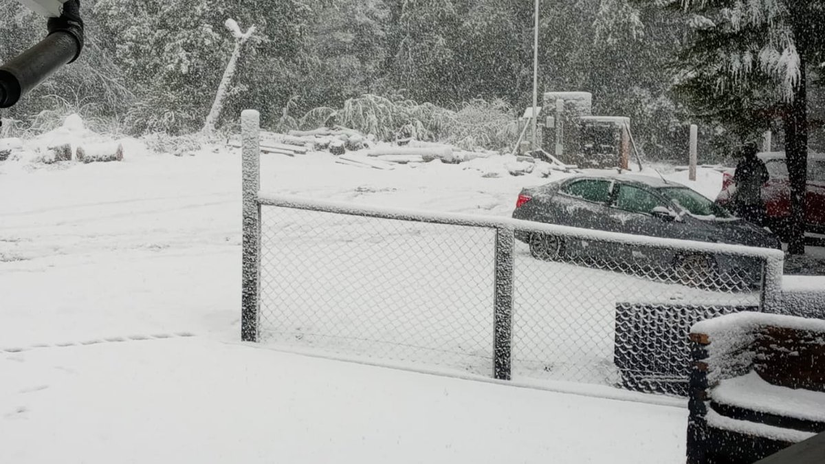 Intensas nevadas en barrios de Villa La Angostura