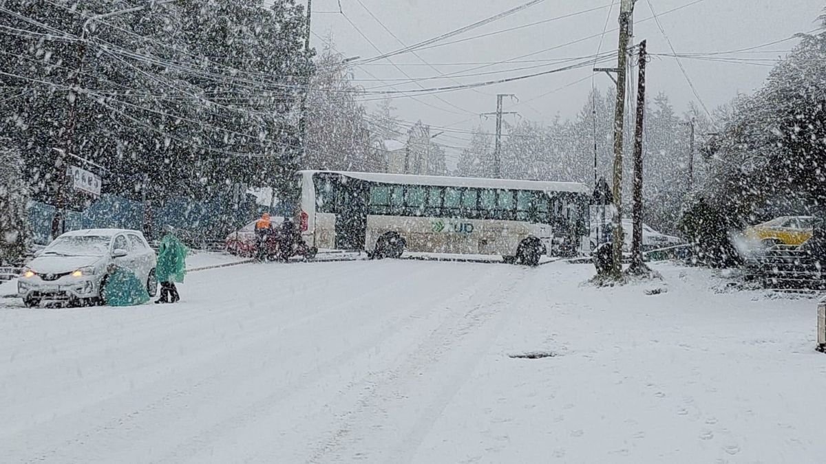 Choque en Bariloche en medio de las nevadas.