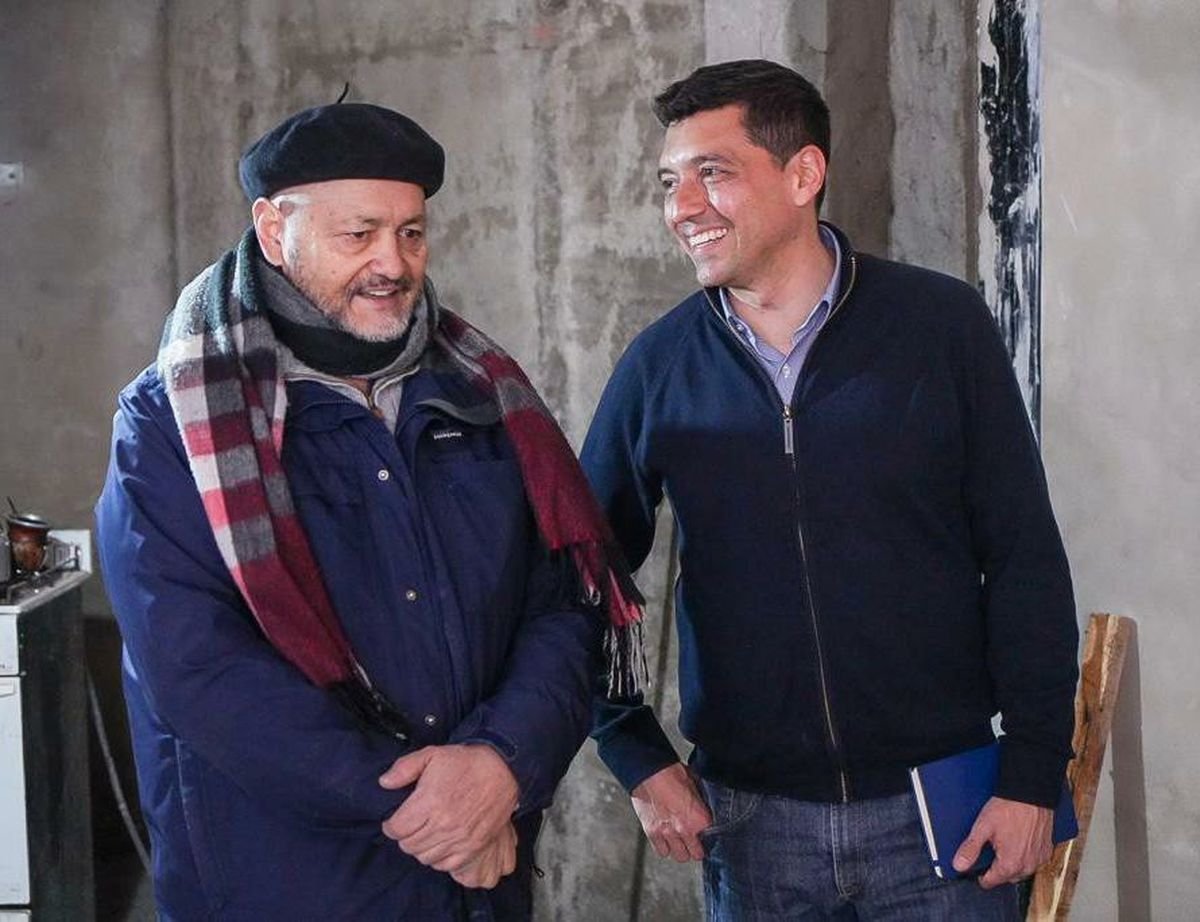 Marcos Koopmann en el recorrido de las obras.