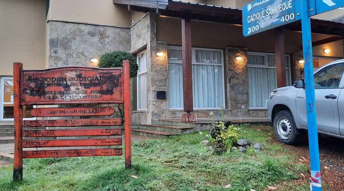El hecho ocurri&oacute; cuando la v&iacute;ctima menor ten&iacute;a entre 6 y 8 a&ntilde;os de edad, y el responsable un vecino de Villa La Angostura.