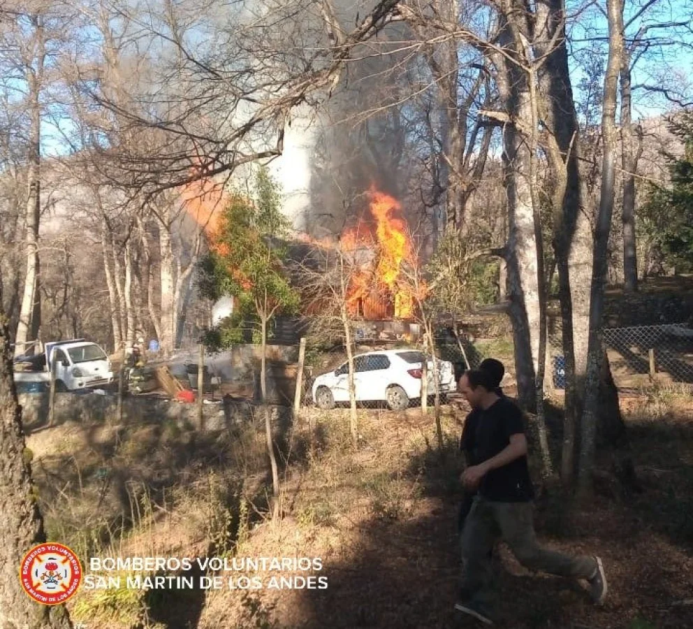 Bomberos trabajaron para sofocar el incendio de una vivienda | Diario 7 ...