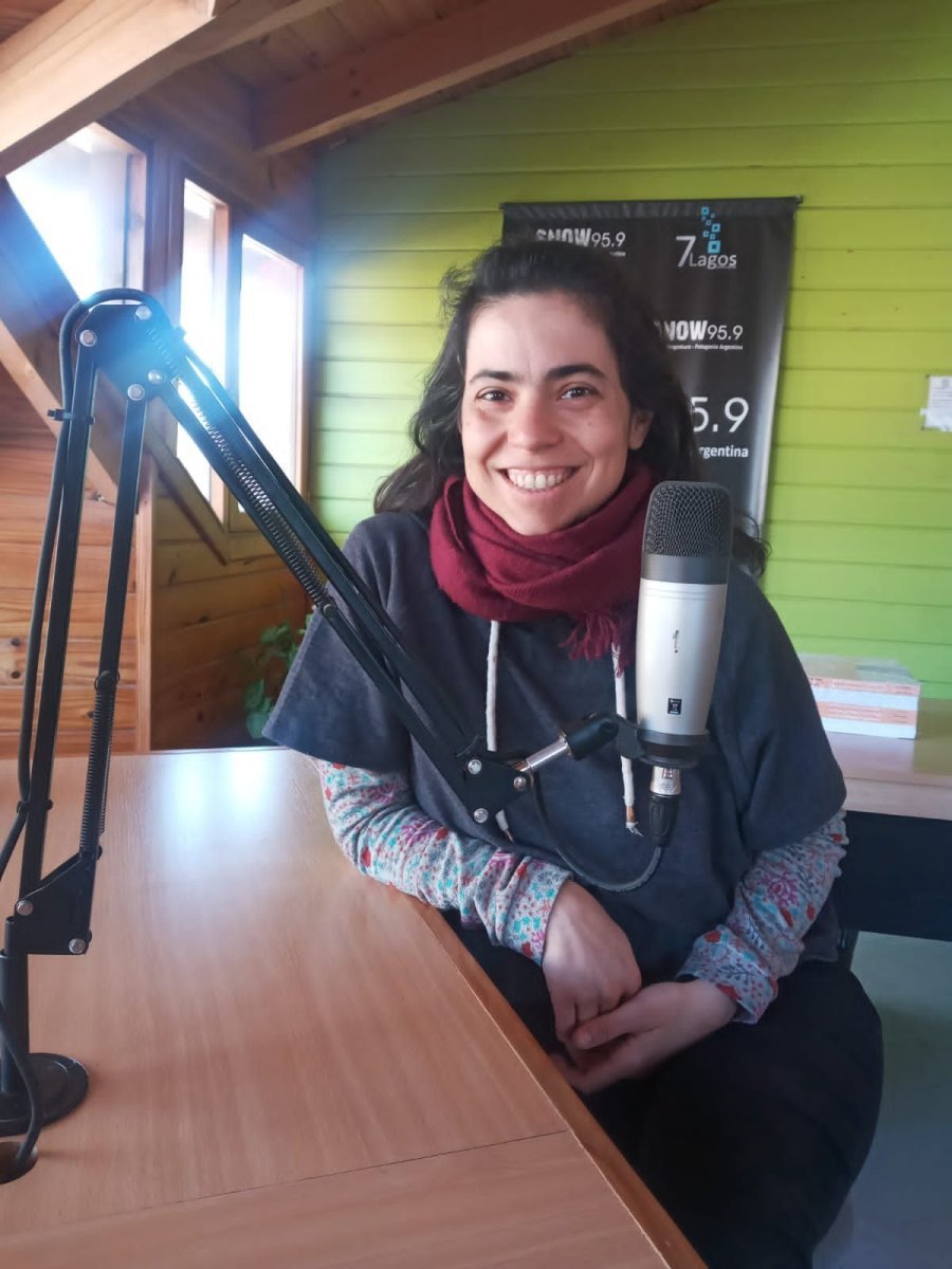 Malena Pranda, pas&oacute; por Snow Radio para dialogar sobre la iniciativa de la Biblioteca Popular Osvaldo Bayer de Villa La Angostura.