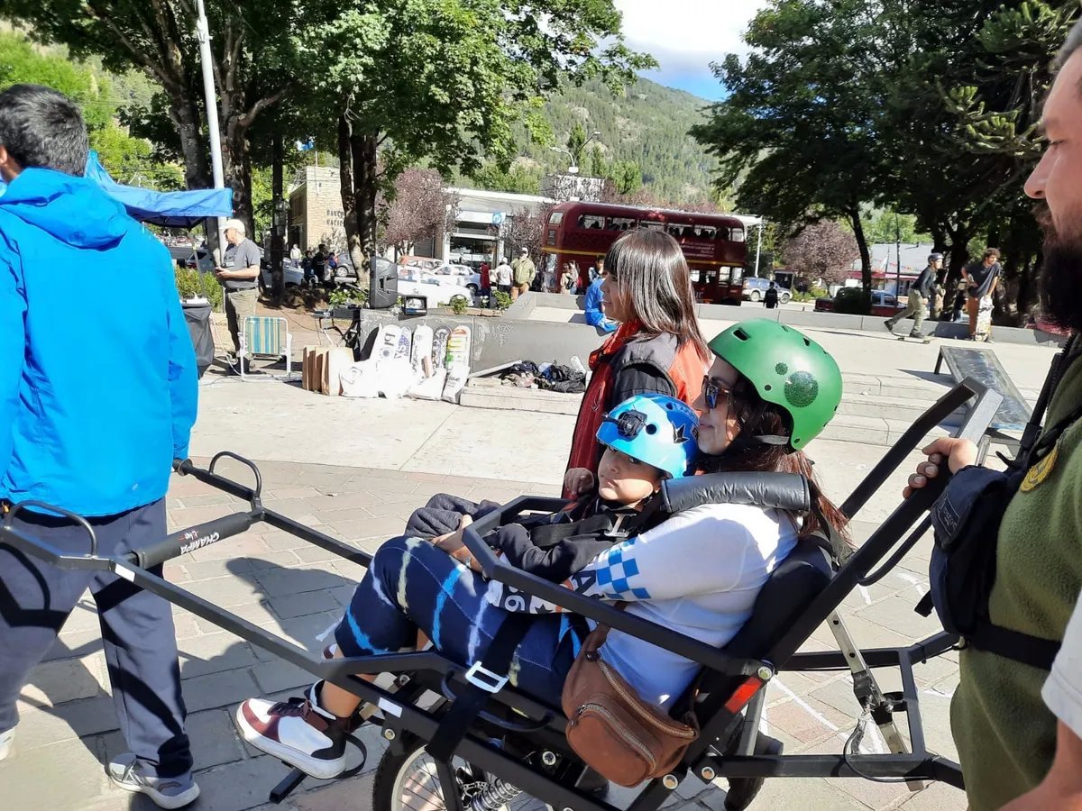 Uso de la silla de senderismo adaptado en el Sanma Street Park en San Mart&iacute;n de los Andes.