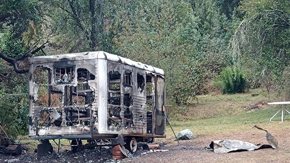 M&oacute;vil de Gendarmer&iacute;a Nacional incendiado el pasado domingo.