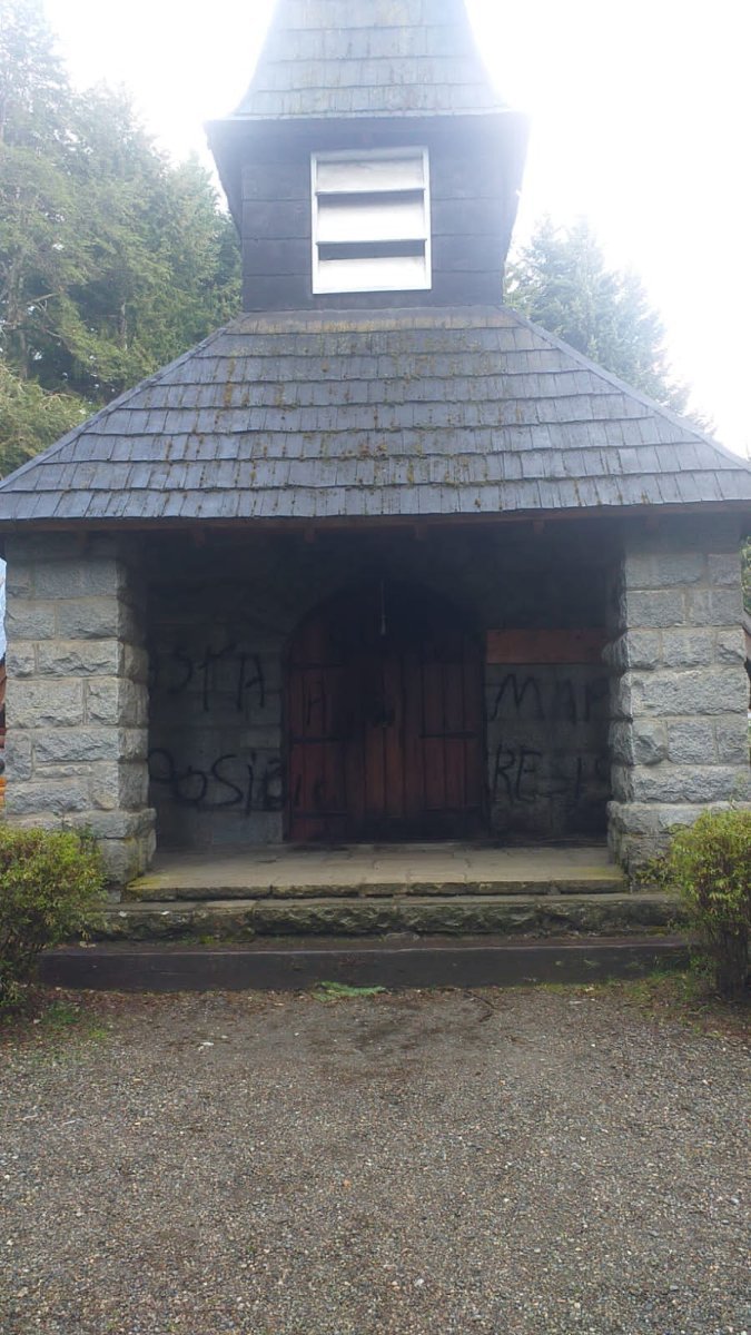 Vandalismo: Pintadas con mensajes mapuche en la capilla 