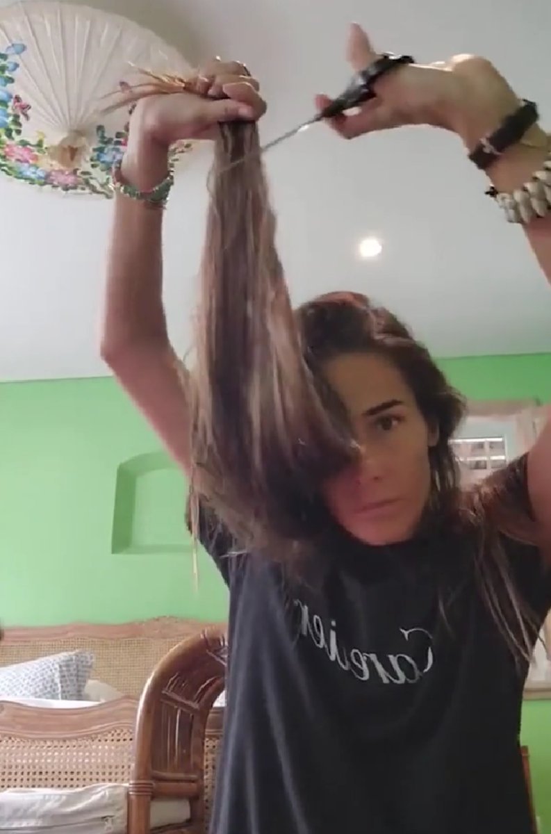 Juana Viale comparti&oacute; en redes el momento en donde se cort&oacute; el pelo en apoyo a las mujeres de Ir&aacute;n.