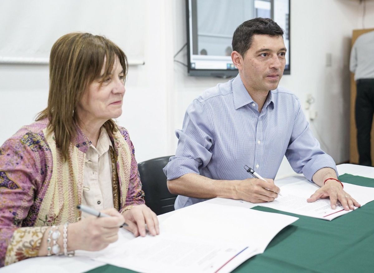 Koopmann firm&oacute; un decreto con Gentile, rectora de la UNCo.