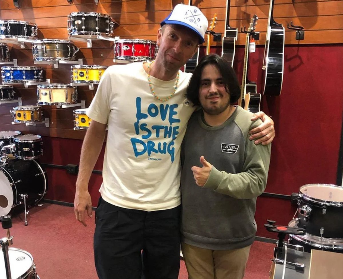 El otro vendedor tambi&eacute;n comparti&oacute; su imagen con Chris Martin en redes sociales. 