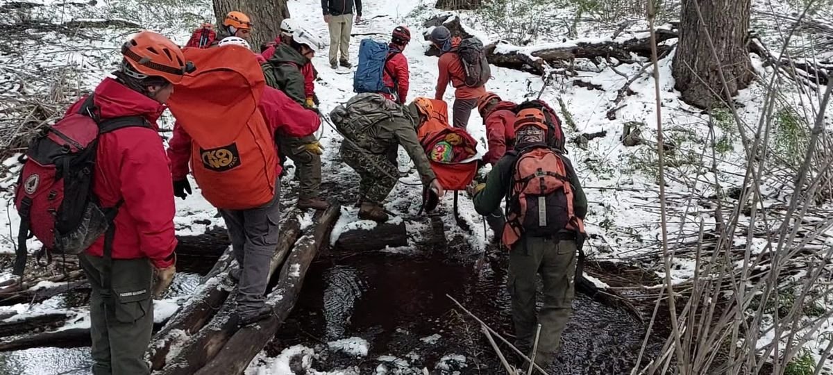 Evacuaci&oacute;n de un joven accidente en Refugio Frey, en Bariloche.
