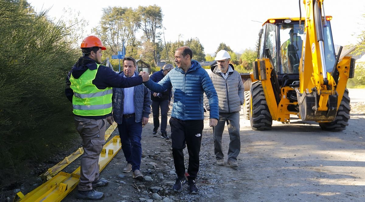 La obra de pavimentaci&oacute;n de 36 cuadras en la zona c&eacute;ntrica de Villa La Angostura consta de tres etapas: desag&uuml;es pluviales, asfalto e instalaci&oacute;n de luminarias.