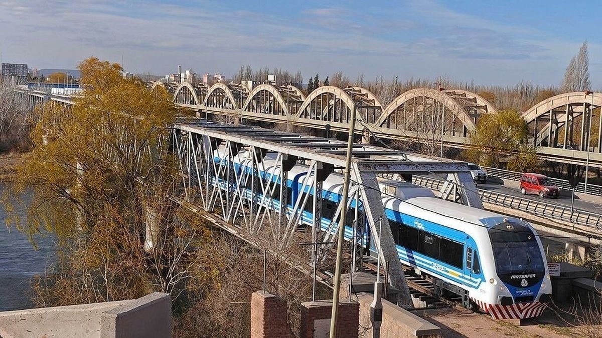 Tren que une Neuqu&eacute;n con Cipolletti.