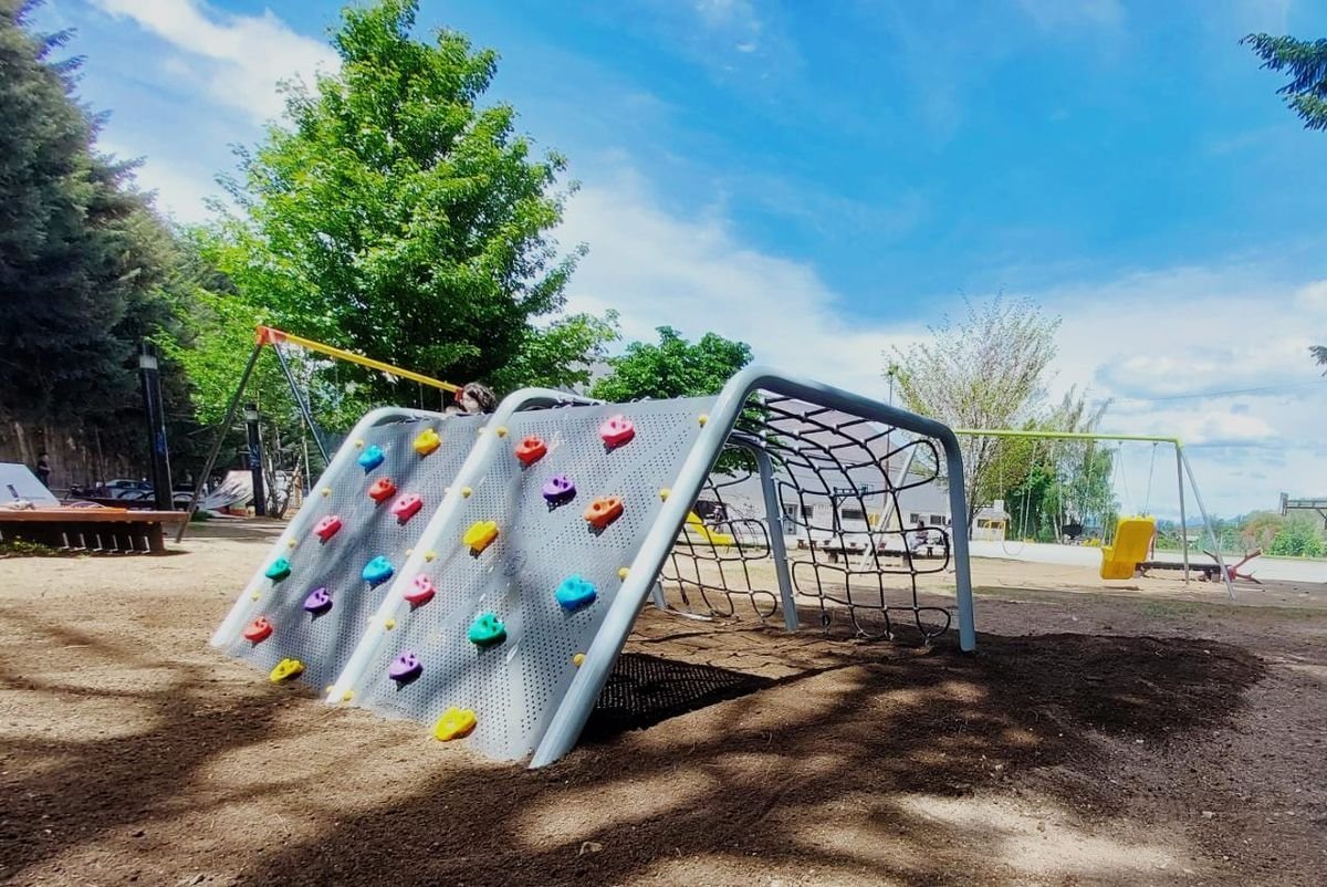 Nuevos juegos en la Plaza Saihueque de Villa La Angostura.