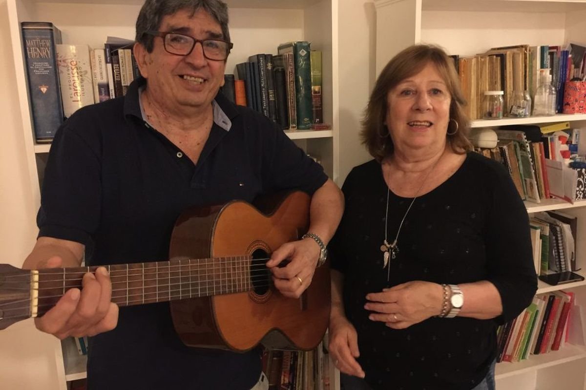H&eacute;ctor y Carmen le dieron voz a la canci&oacute;n representativa de Villa La Angostura.