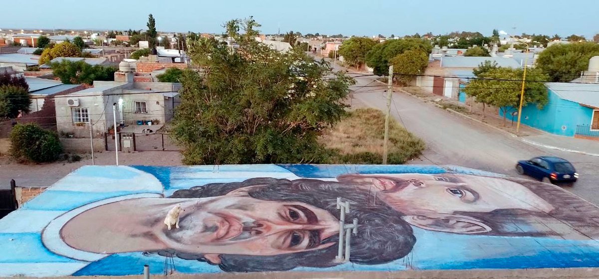 El mural de Diego y Messi que la artista pint&oacute; en el techo de su casa.