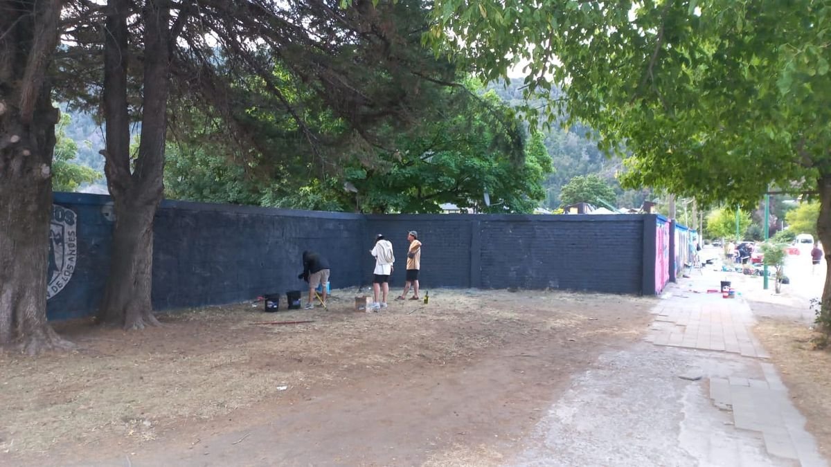 As&iacute; amaneci&oacute; el domingo el mural de Maradona en San Mart&iacute;n de los Andes. 