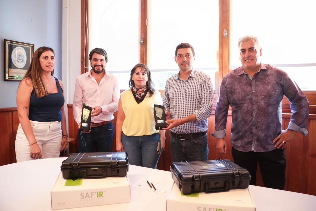 Aparte de su visita a Villa La Angostura, Koopmann tambi&eacute;n entreg&oacute; otros equipos en San Mart&iacute;n de los Andes.&nbsp;
