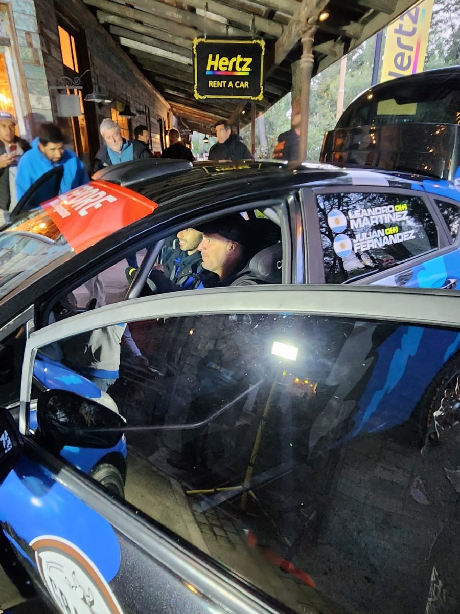 Rally Neuquino: El angosturense Mart&iacute;nez con nuevo auto en la presentaci&oacute;n realizada en Villa La Angostura