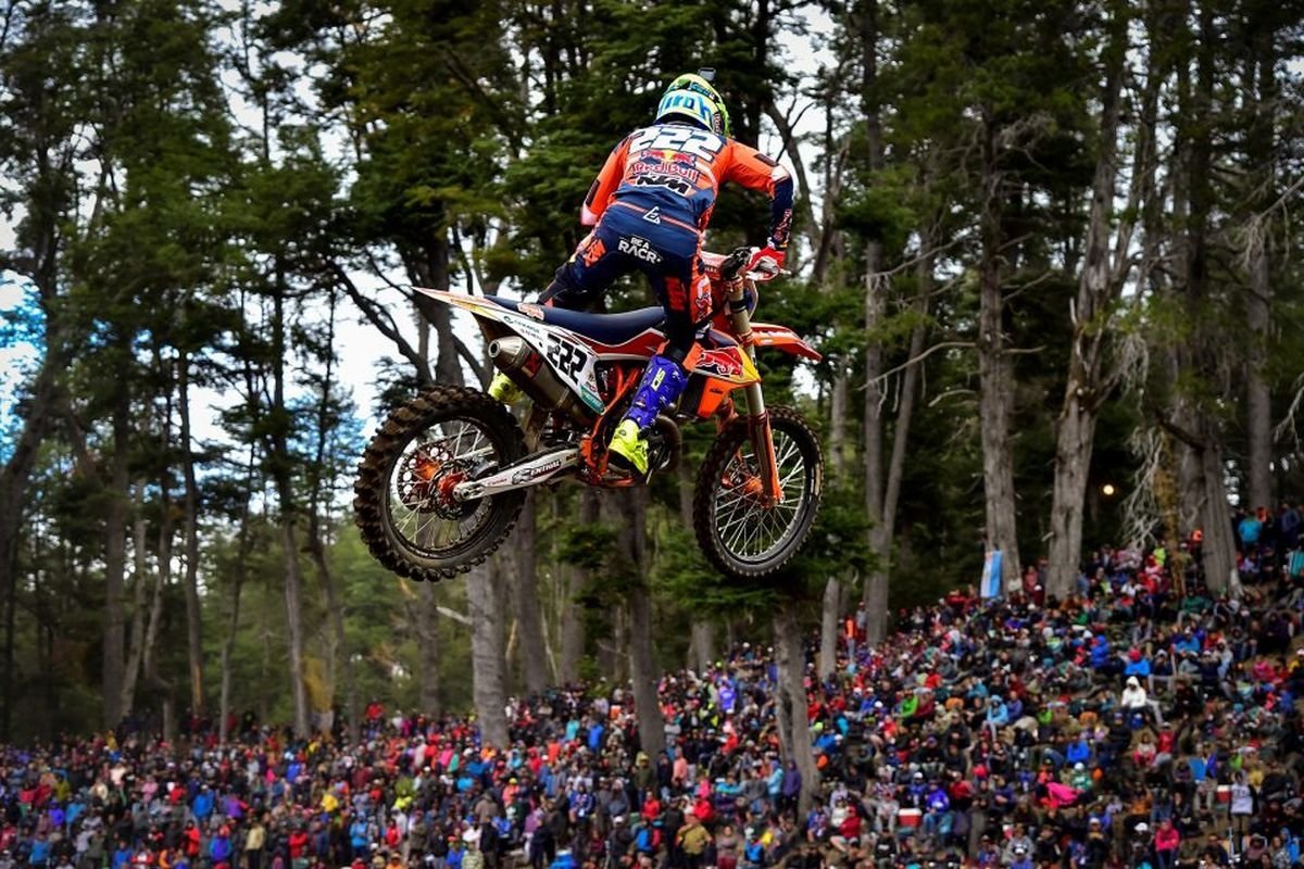 Cairoli corriendo el MXGP en el circuito de Villa La Angostura