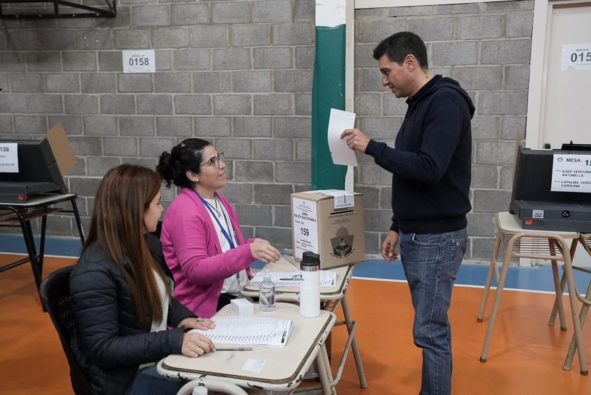 Elecciones 2023: Rolando Figueroa ser&aacute; el pr&oacute;ximo gobernador. Marcos Koopmann no lleg&oacute; a sostener al MPN