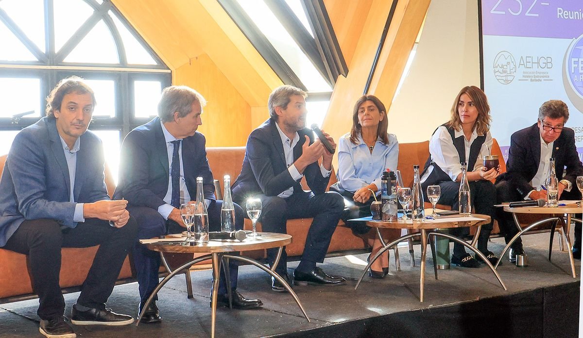 Reuni&oacute;n de FEHGRA en Bariloche. Panel integrado por Mat&iacute;as Lammens, ministro de turismo y otras autoridades.