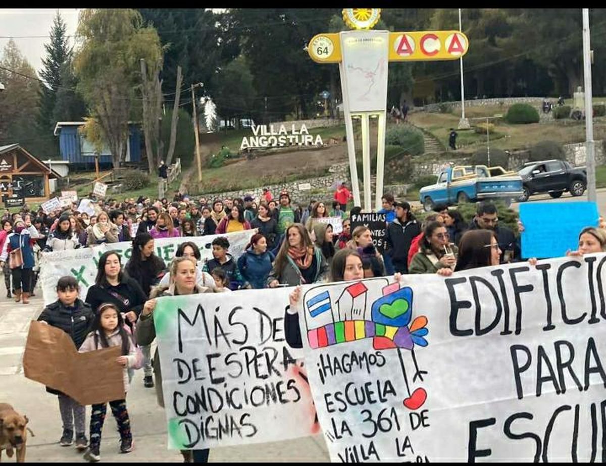 Multitudinaria marcha bajo el lema "escuelas seguras" en Villa La Angostura.