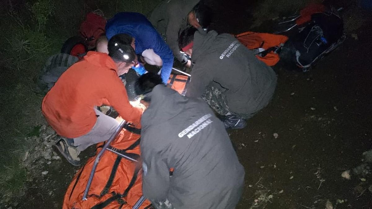 Gendarmer&iacute;a de Bariloche se lleva al ciudadano en camilla.