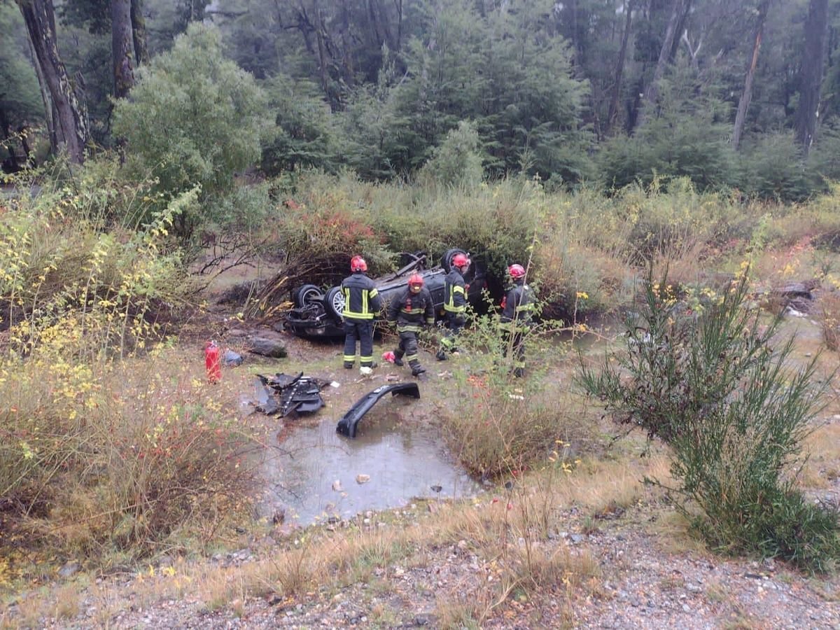 Volc&oacute; un auto en la Ruta 40
