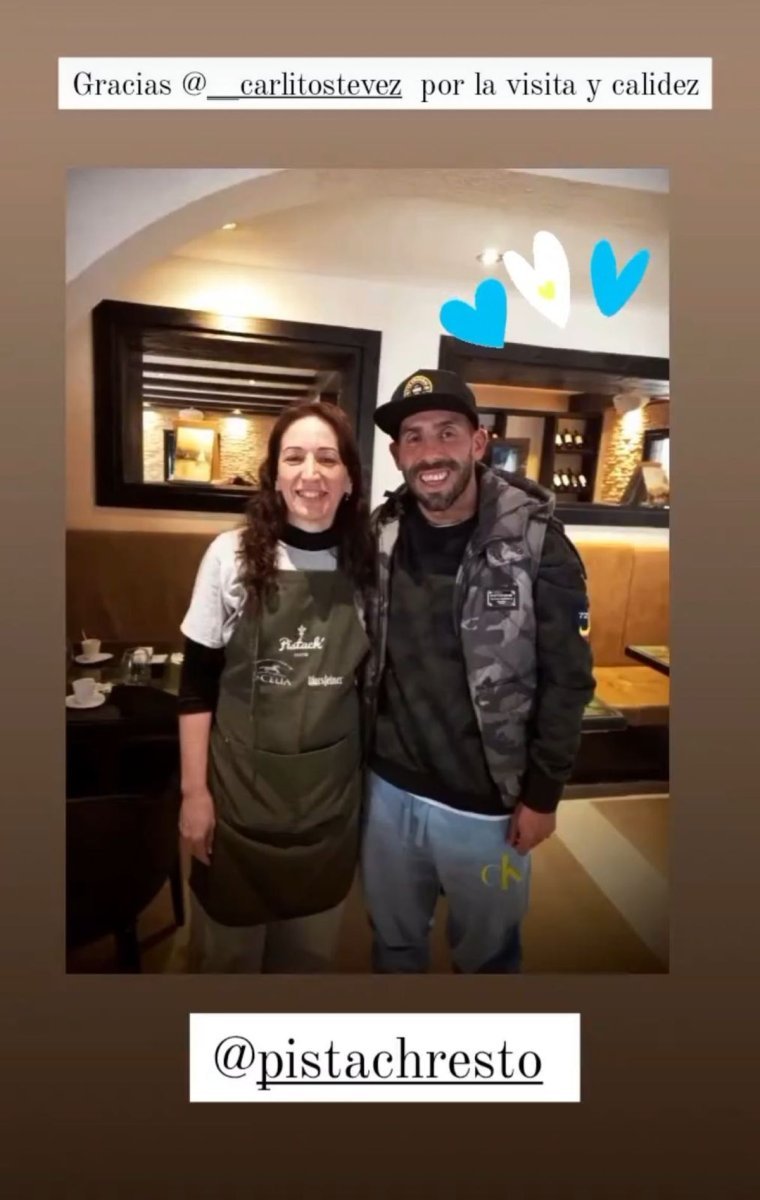 Carlos Tevez visitando una de las pizzer&iacute;as m&aacute;s reconocidas de Villa La Angostura