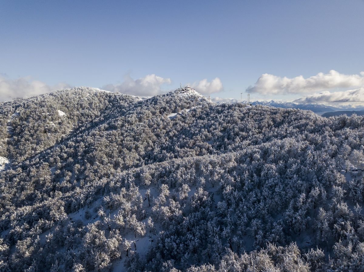 Bariloche tuvo su primera nevada y se visti&oacute; de blanco.