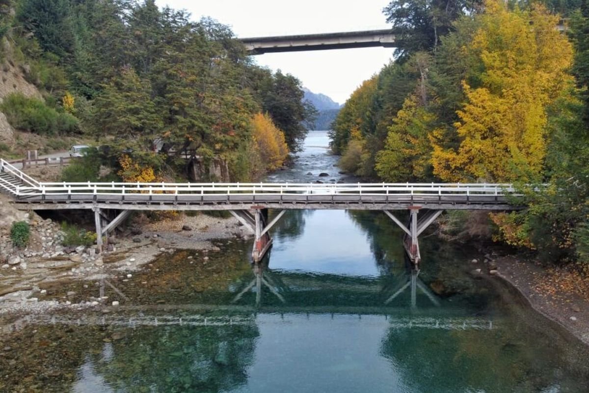 Puente del r&iacute;o Correntoso en Villa La Angostura.