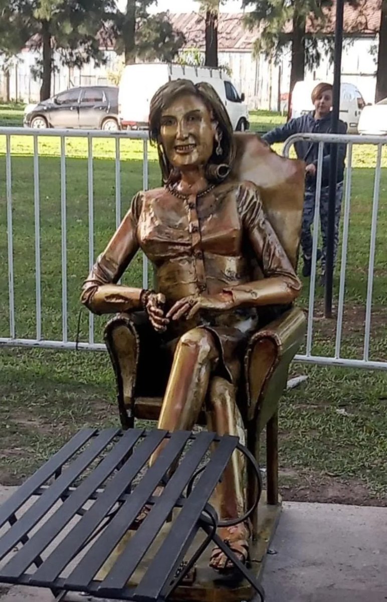 La escultura de Mirtha Legrand en Villa Ca&ntilde;as.