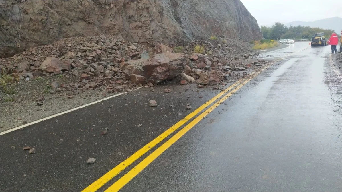 Derrumbe en la Ruta 40 entre Bariloche y Villa La Angostura | Diario 7 ...