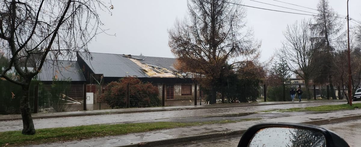 Villa La Angostura: el viento vol&oacute; el techo del CPEM 17.