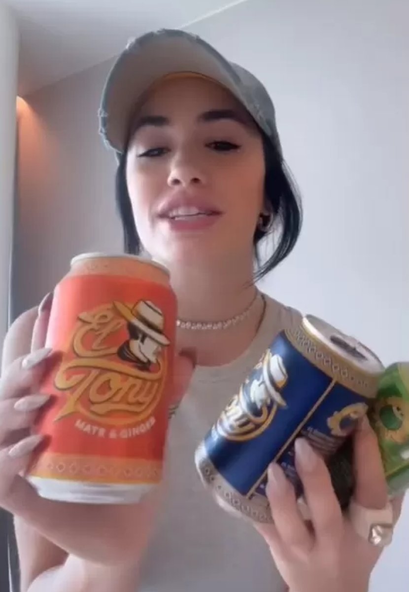Video: la reacci&oacute;n de Lali Esp&oacute;sito al probar mate en lata.