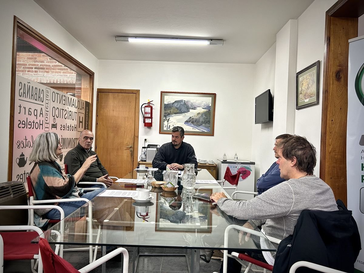 Reuni&oacute;n entre la Comisi&oacute;n Directiva de la AHGSMA y concejales del FdT