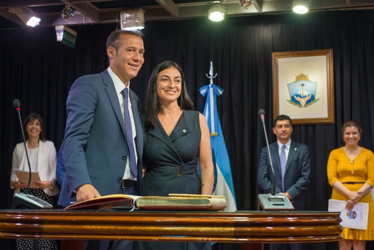 El gobernador de Neuqu&eacute;n, Omar Guti&eacute;rrez junto a la ministra de Salud, Andrea Peve.