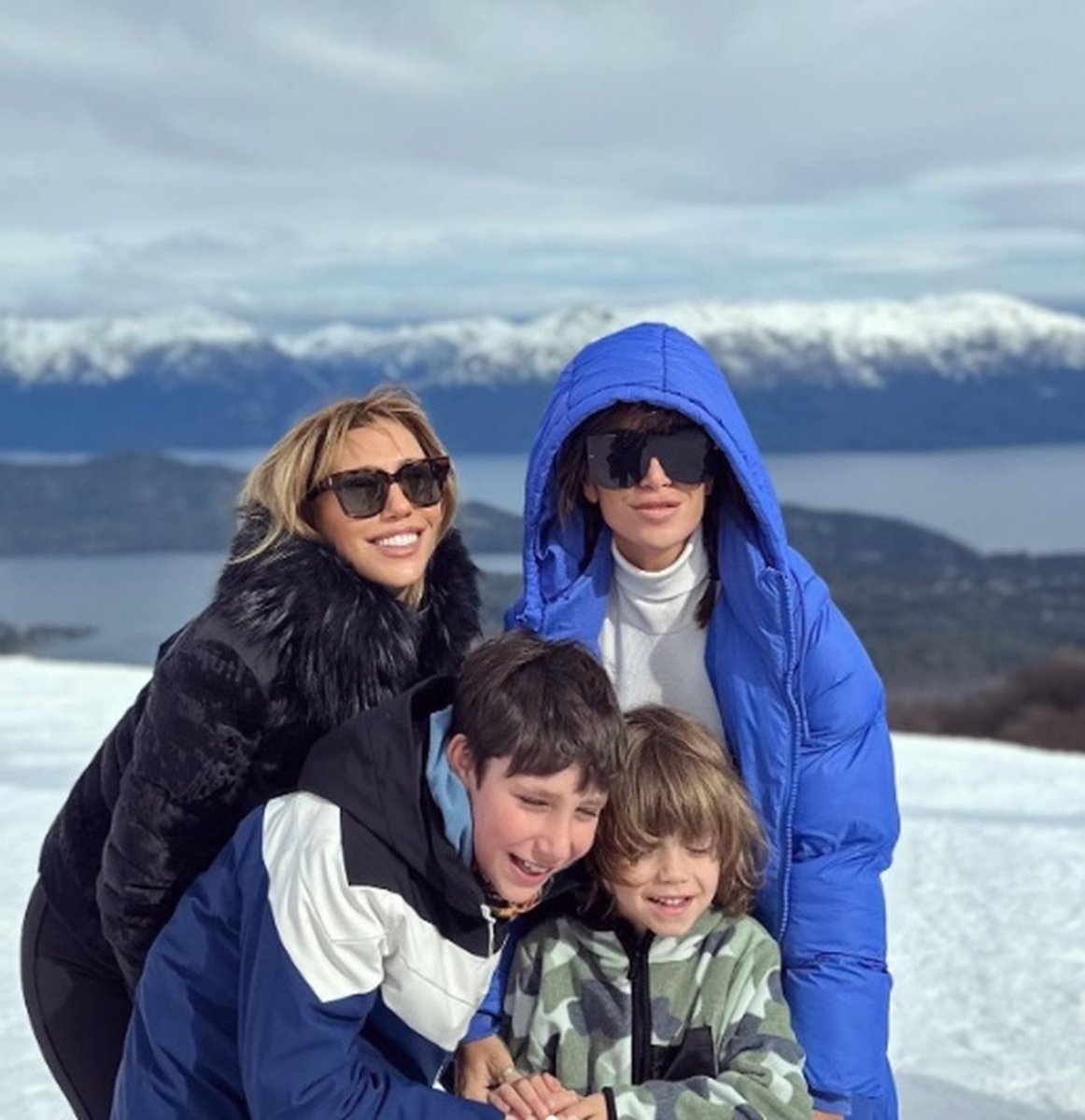 Florencia Pe&ntilde;a y Julieta Novarro disfrutando Villa La Angostura junto a sus familiares.