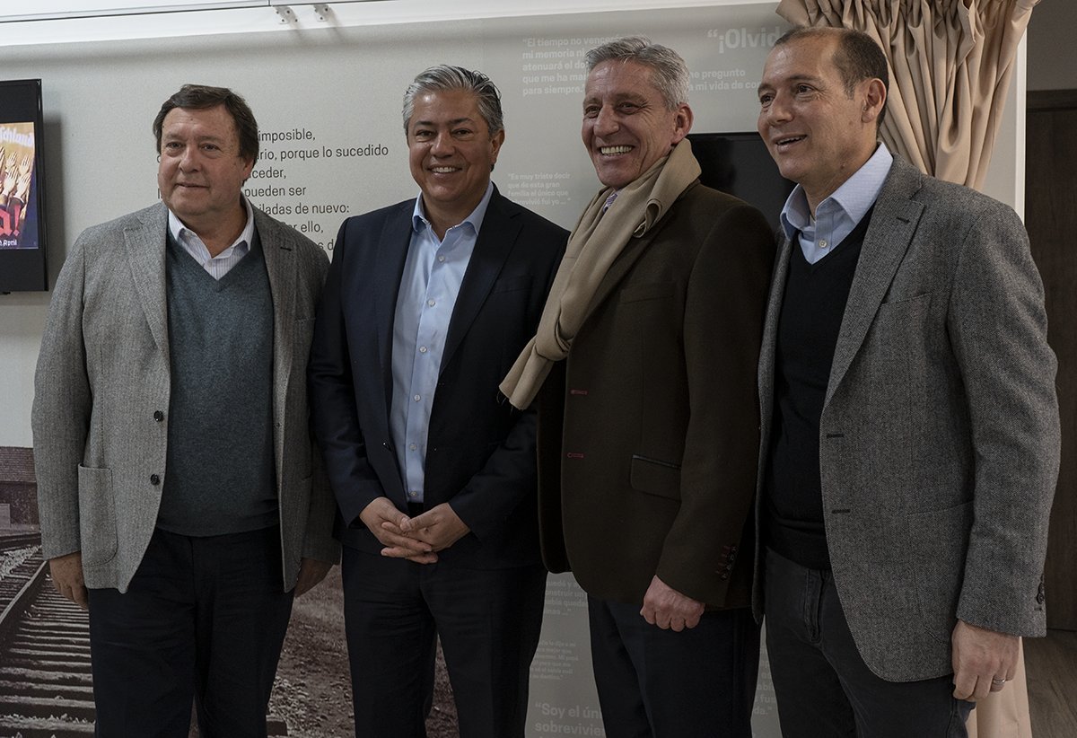 Rolando Figueroa junto al embajador de Israel, Eyal Sela.