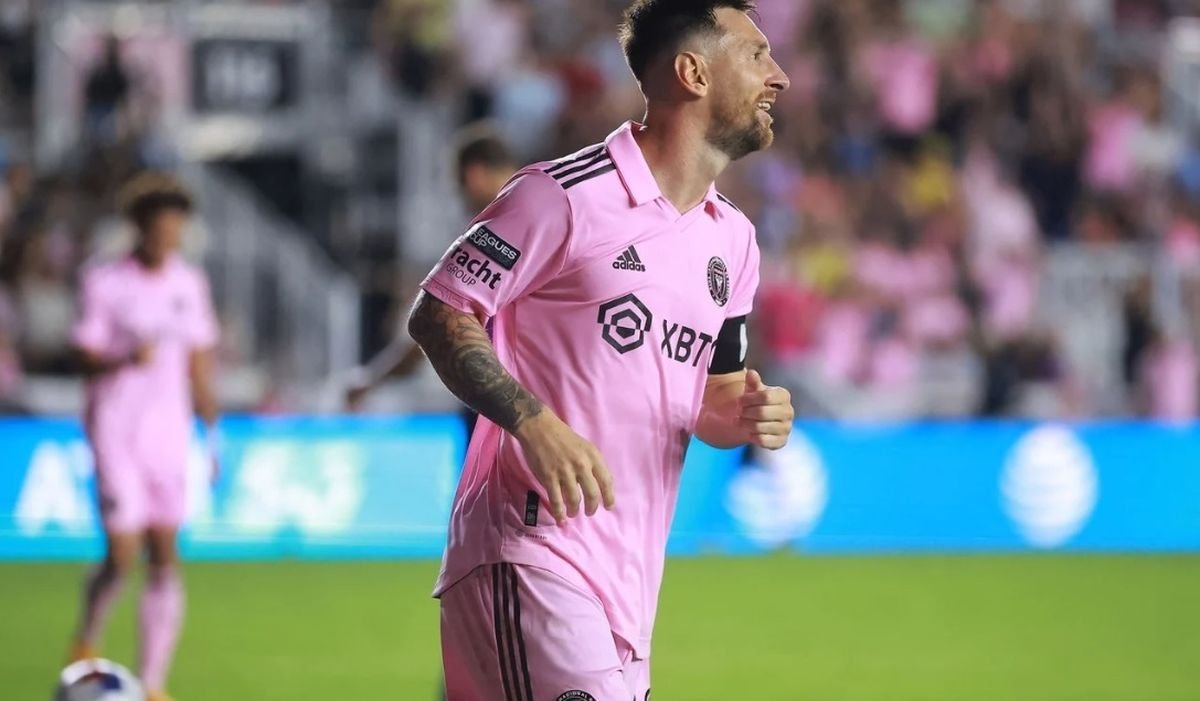 Lionel Messi, disfrutando del juego de su equipo en el partido contra Charlotte.