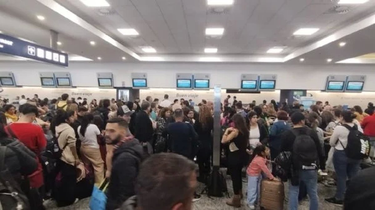 Paro de maleteros afecta los vuelos a la regi&oacute;n.